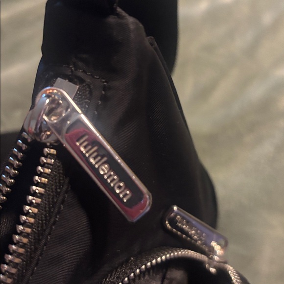 Lululemon Crossbody Bag 2L - Picture 7 of 8